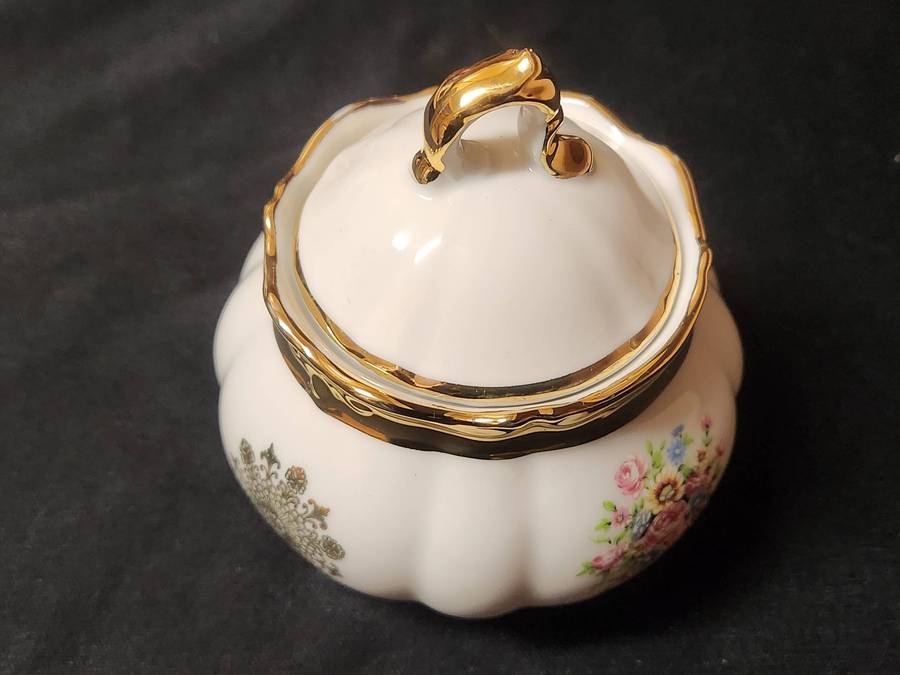 PORZELLAN  BAVARIA LIDDED SUGAR BOWL WITH A GILT AND FLORAL DESIGN