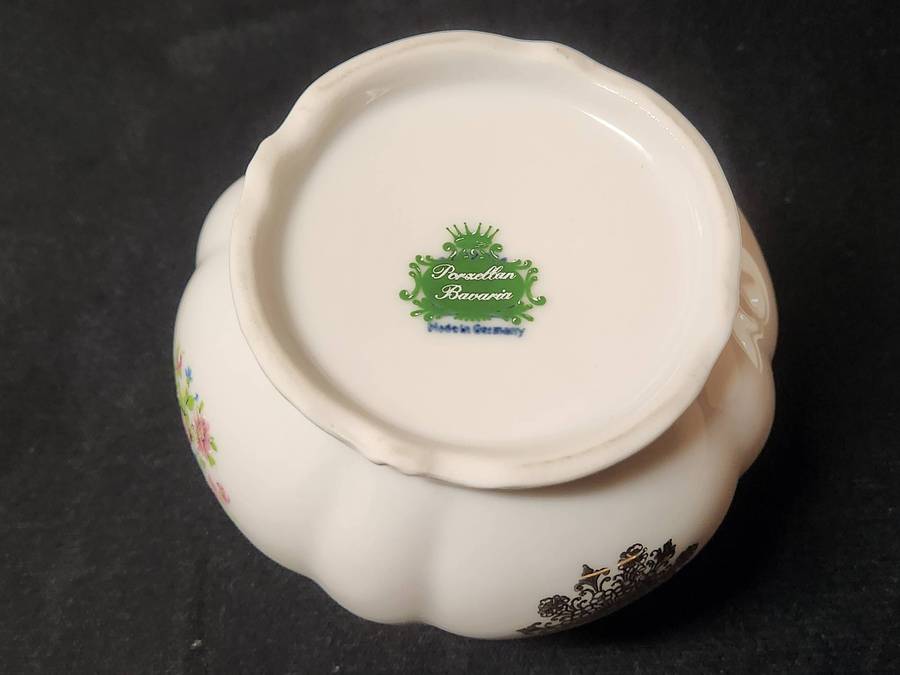 PORZELLAN  BAVARIA LIDDED SUGAR BOWL WITH A GILT AND FLORAL DESIGN