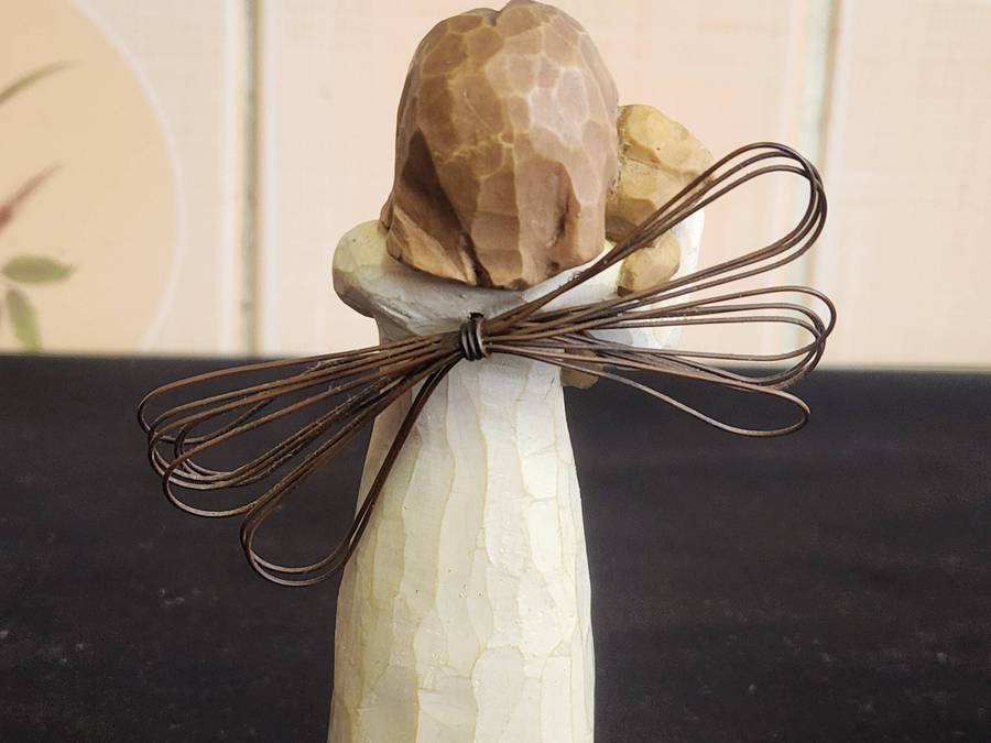 VINTAGE WILLOW TREE ANGEL OF FRIENDSHIP FIGURINE BY SUSAN LORDI