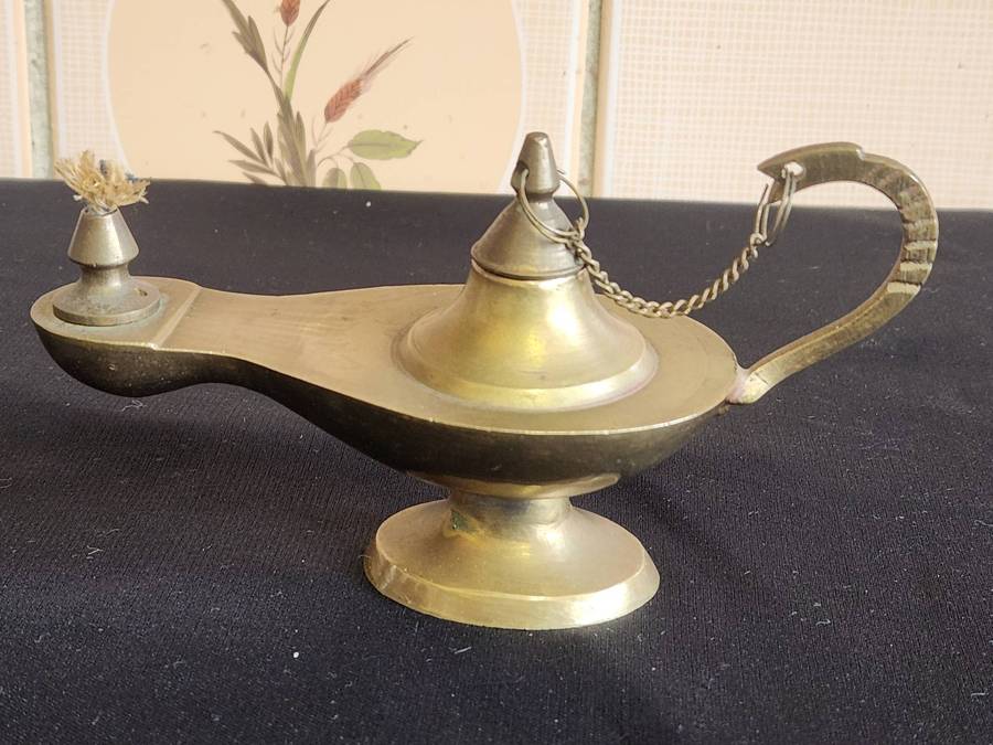 VINTAGE BRASS ALADDIN SHAPED GENIE OIL LAMP