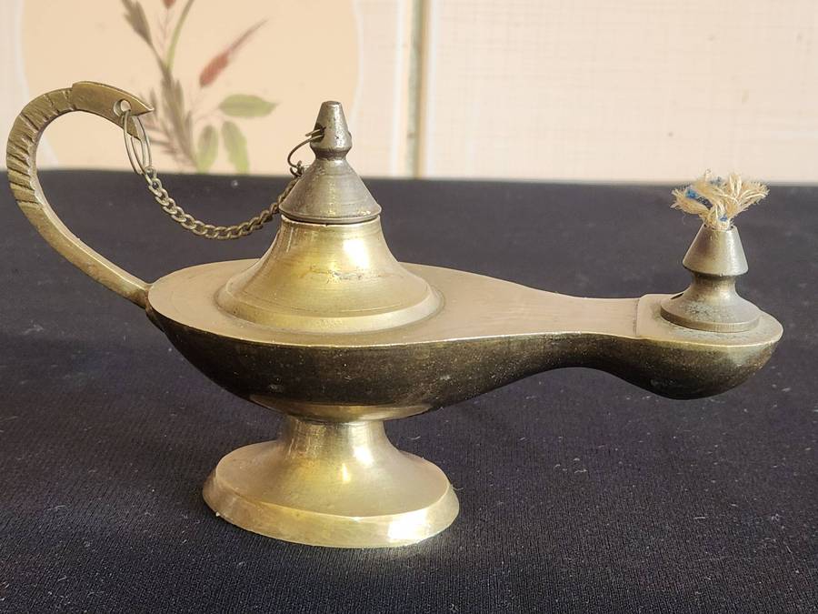 VINTAGE BRASS ALADDIN SHAPED GENIE OIL LAMP