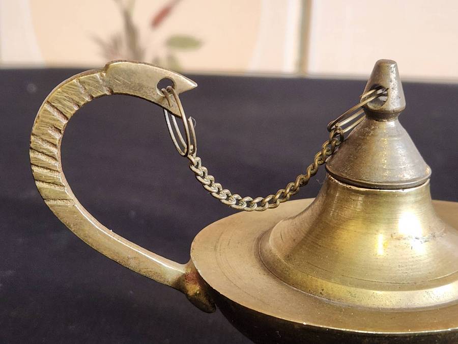 VINTAGE BRASS ALADDIN SHAPED GENIE OIL LAMP