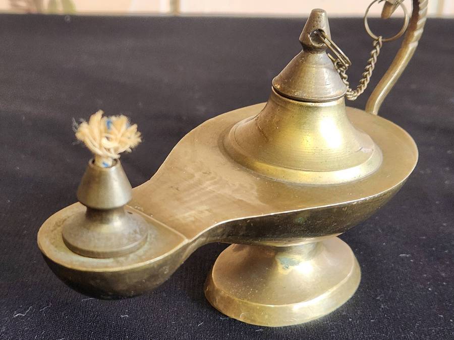 VINTAGE BRASS ALADDIN SHAPED GENIE OIL LAMP