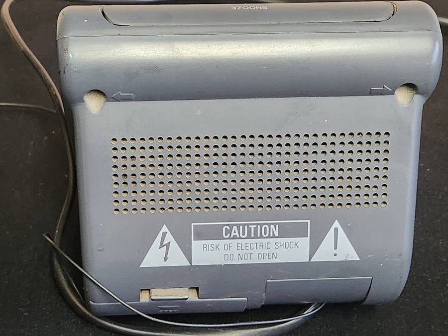 VINTAGE AIWA ALARM CLOCK RADIO RECEIVER, MODEL NO FR-A2H, WORKING