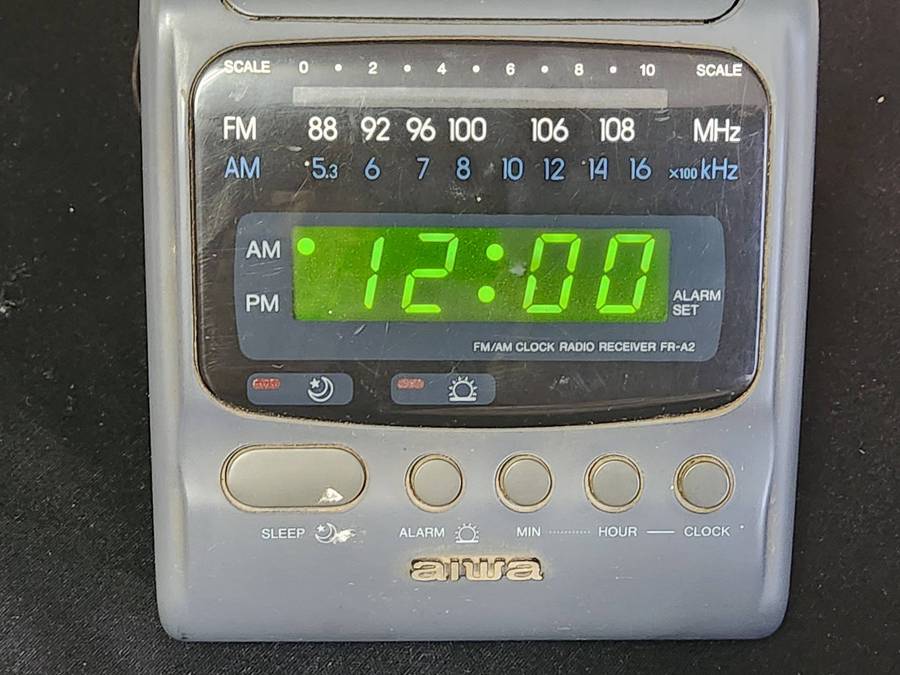 VINTAGE AIWA ALARM CLOCK RADIO RECEIVER, MODEL NO FR-A2H, WORKING