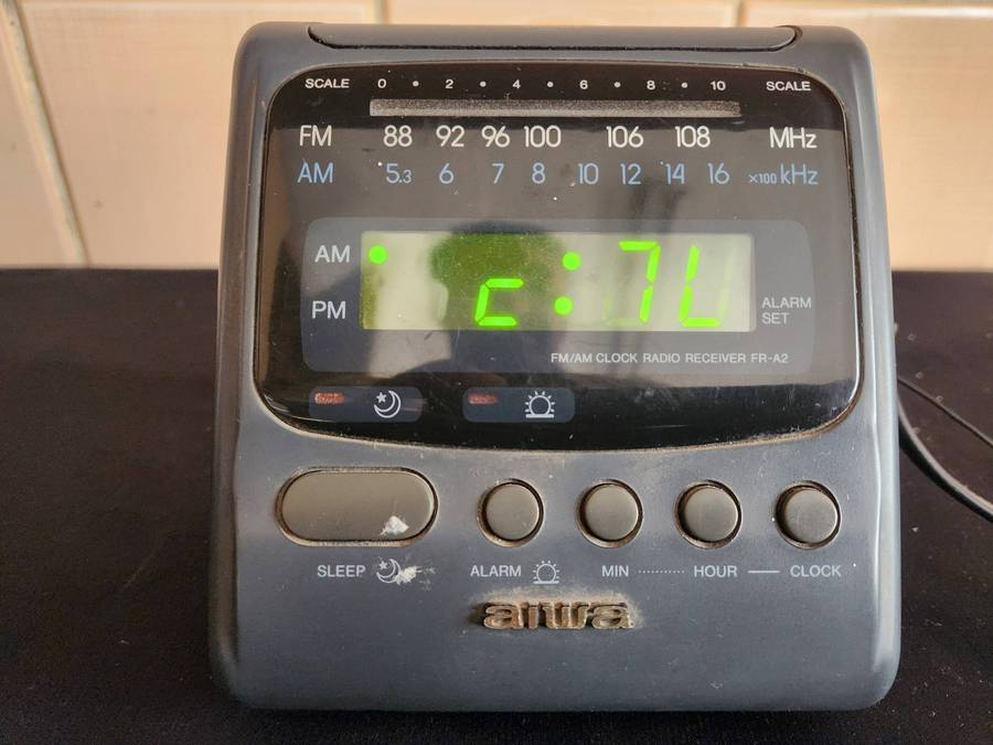 VINTAGE AIWA ALARM CLOCK RADIO RECEIVER, MODEL NO FR-A2H, WORKING
