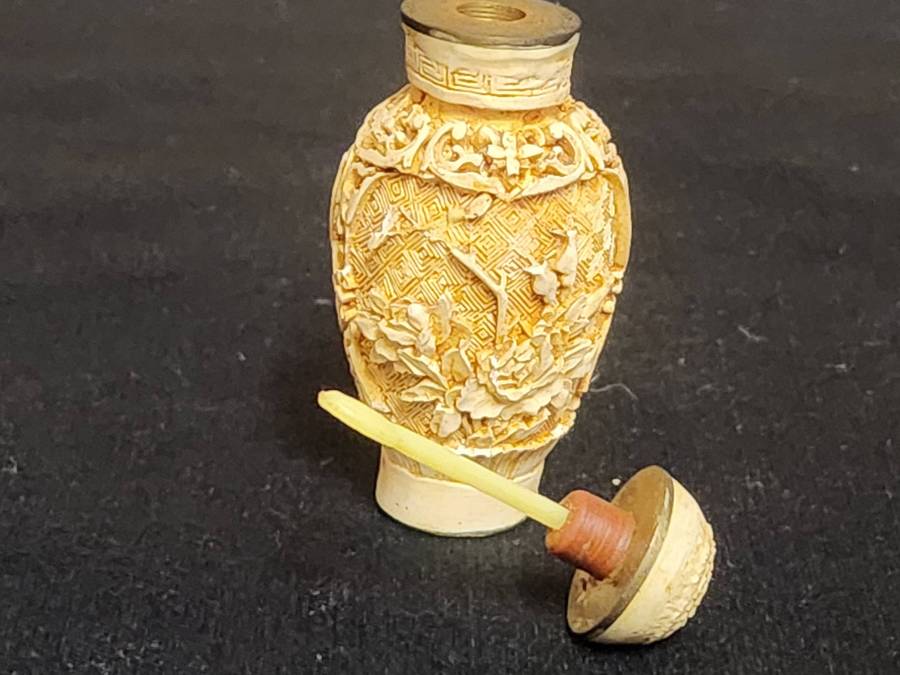 VINTAGE CHINESE SNUFF BOTTLE