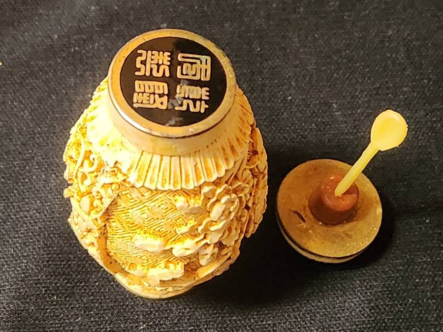 VINTAGE CHINESE SNUFF BOTTLE