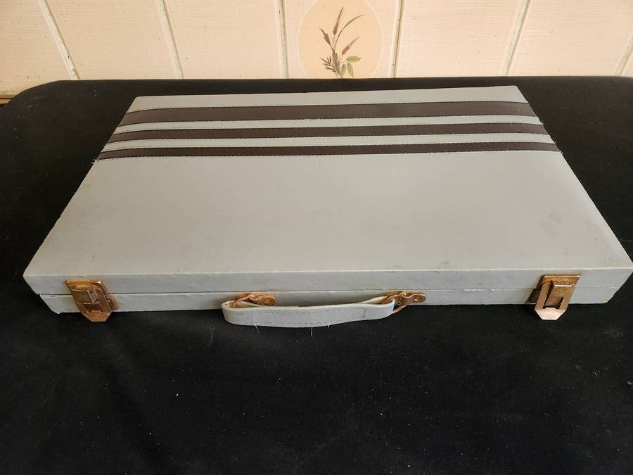 BACKGAMMON SET IN A FAUX LEATHER BOUND CASE WITH CLOTH LINING