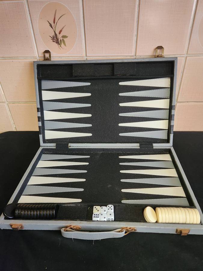 BACKGAMMON SET IN A FAUX LEATHER BOUND CASE WITH CLOTH LINING