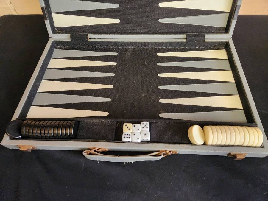 BACKGAMMON SET IN A FAUX LEATHER BOUND CASE WITH CLOTH LINING