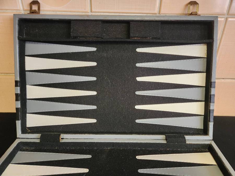 BACKGAMMON SET IN A FAUX LEATHER BOUND CASE WITH CLOTH LINING