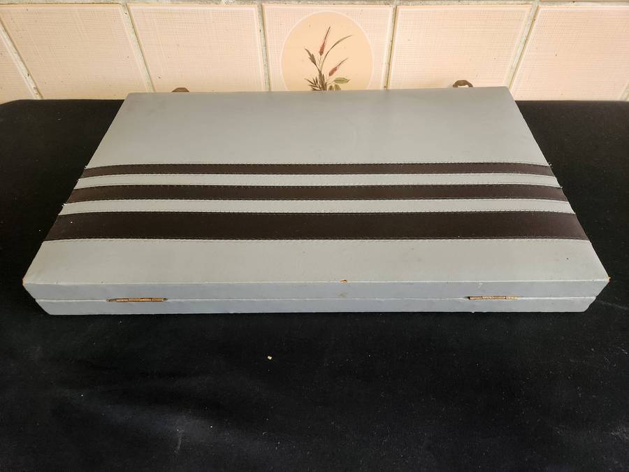 BACKGAMMON SET IN A FAUX LEATHER BOUND CASE WITH CLOTH LINING