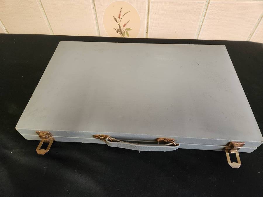 BACKGAMMON SET IN A FAUX LEATHER BOUND CASE WITH CLOTH LINING