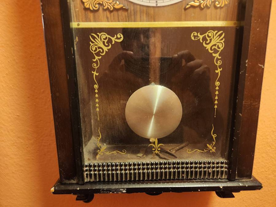 VINTAGE HOLLY 31 DAY WALL CLOCK IN WORKING CONDITION