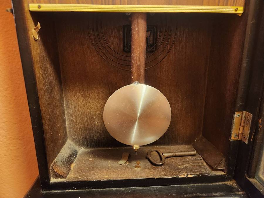 VINTAGE HOLLY 31 DAY WALL CLOCK IN WORKING CONDITION