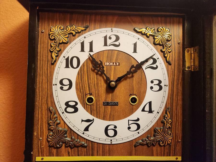 VINTAGE HOLLY 31 DAY WALL CLOCK IN WORKING CONDITION