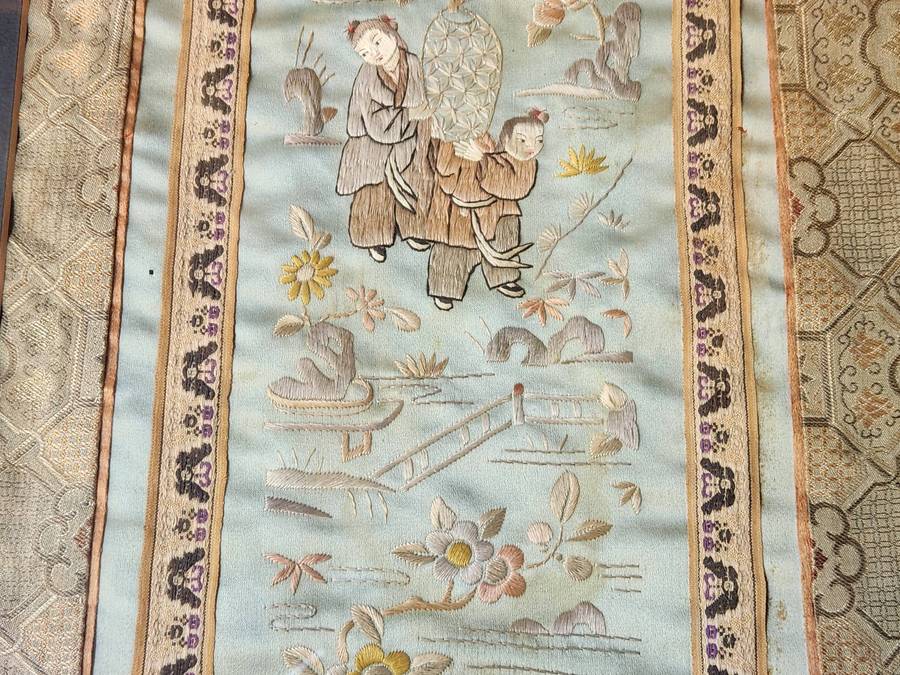 VINTAGE FRAMED CHINESE SILK EMBROIDERY PANEL