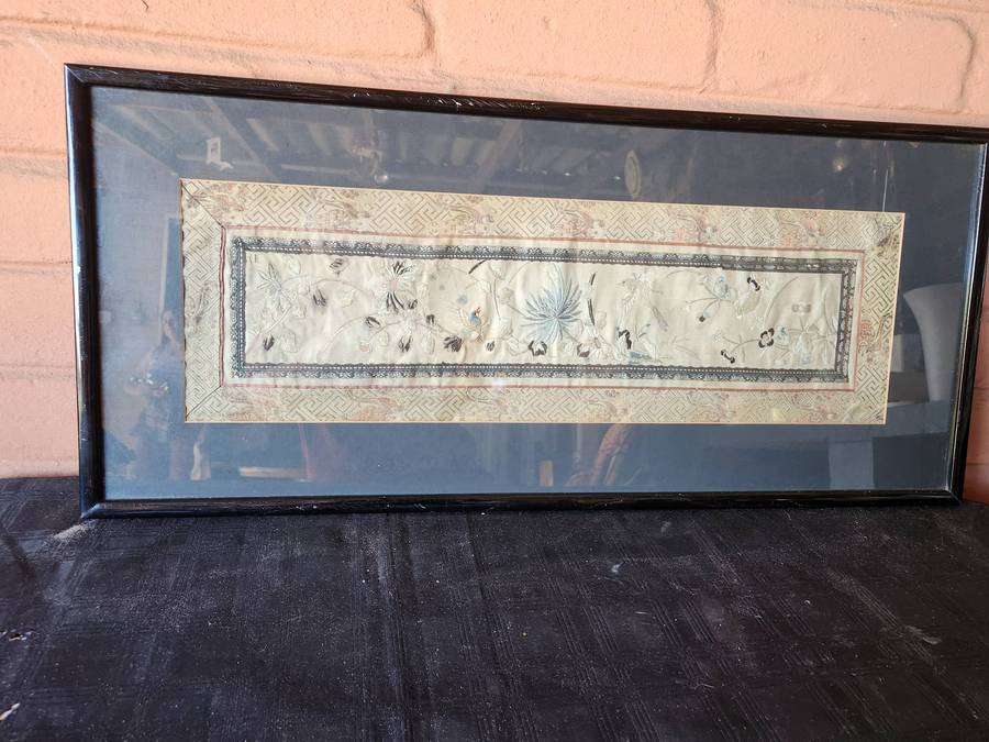 VINTAGE FRAMED CHINESE SILK EMBROIDERY PANEL WITH A FLORAL AND BIRD MOTIF