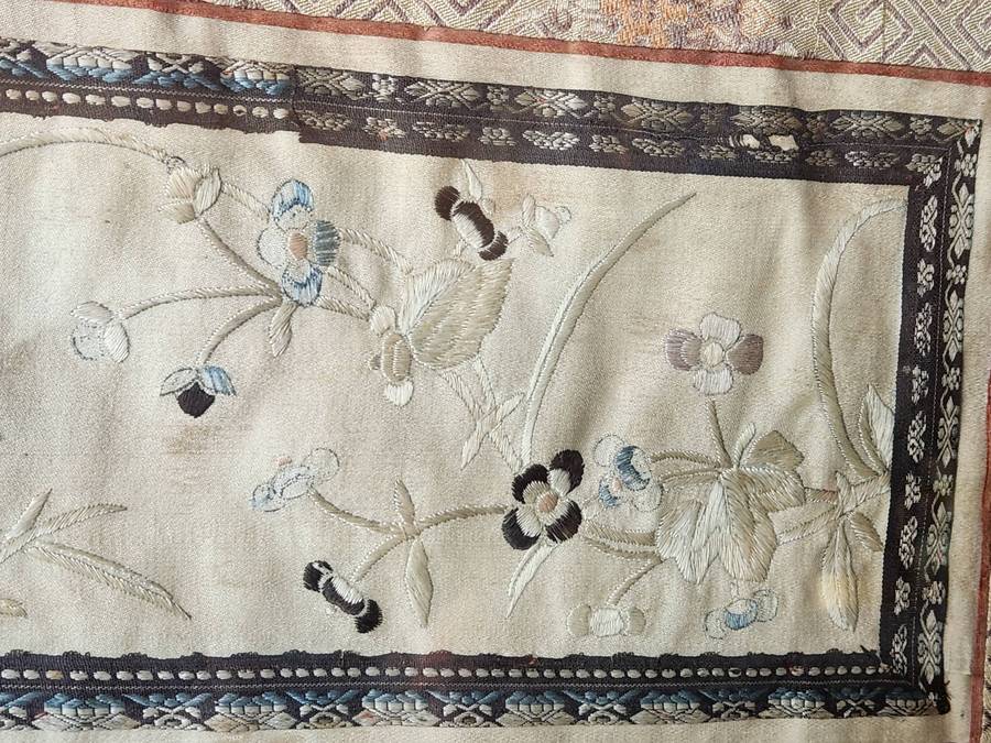 VINTAGE FRAMED CHINESE SILK EMBROIDERY PANEL WITH A FLORAL AND BIRD MOTIF