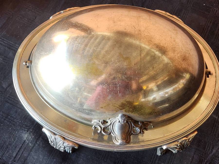 VINTAGE SWIVEL TOP DOMED AND FOOTED SERANCO SILVER PLATED SERVING DISH