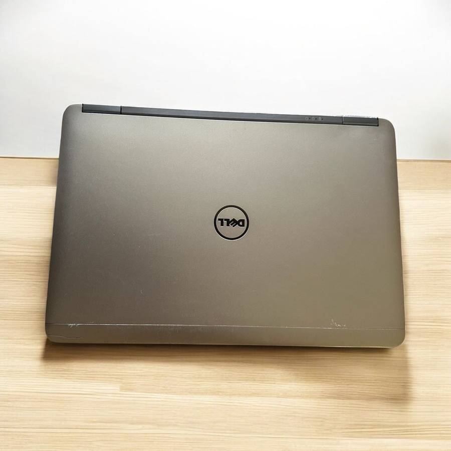 DELL  LATITUDE E7240 core i7 8GB RAM 256GBSSD
