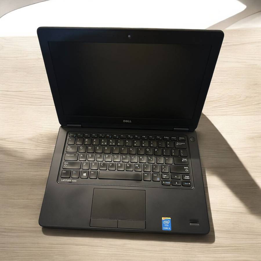 DELL  E5250 12.5'' 8GB RAM 500HDD  NEW BATTERY MINT CONDITION