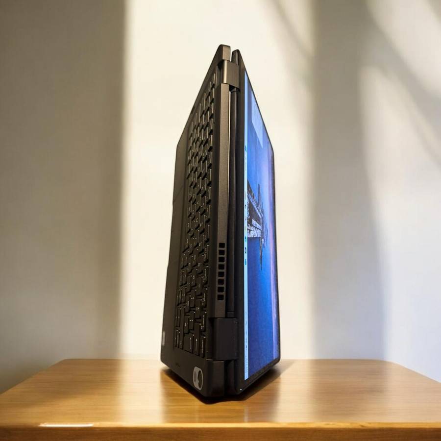 Dell Latitude  5300 2 in 1 i5 8th gen 16gb ram 256gb ssd touch screen
