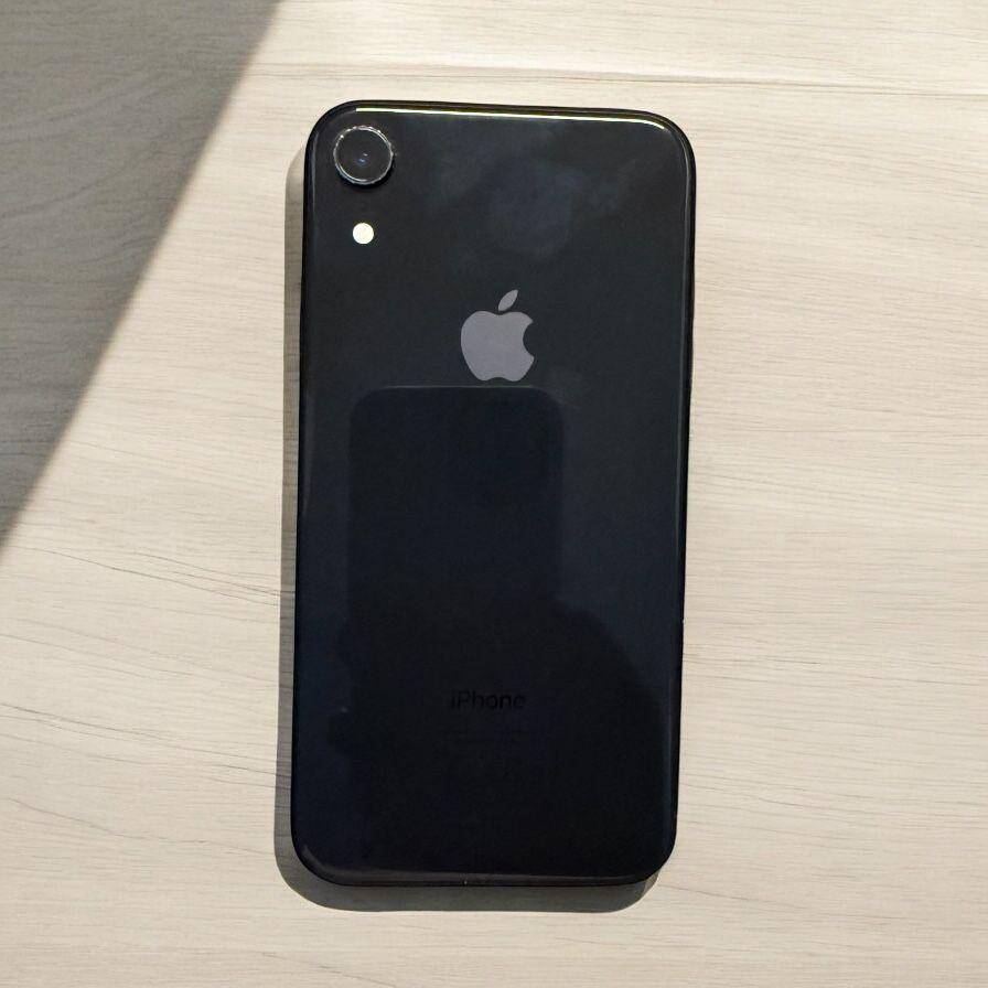I phone xr 64gb 89% batt health