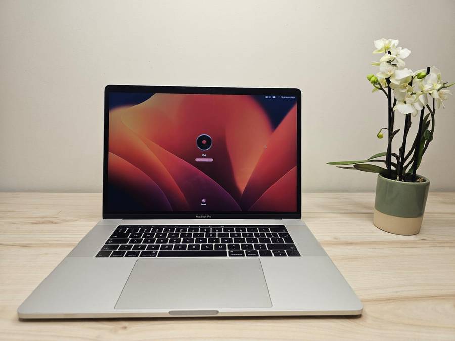 Macbook pro 2017 touch bar Core i7 16gb ram 512gb ssd new batt