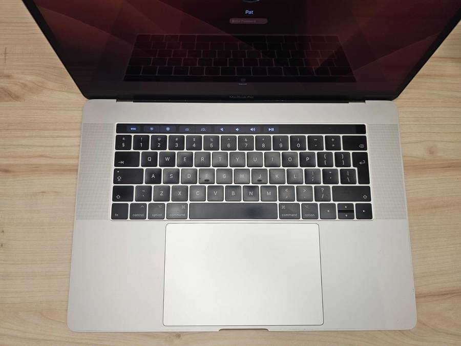 Macbook pro 2017 touch bar Core i7 16gb ram 512gb ssd new batt