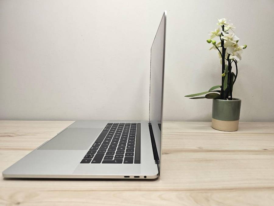 Macbook pro 2017 touch bar Core i7 16gb ram 512gb ssd new batt