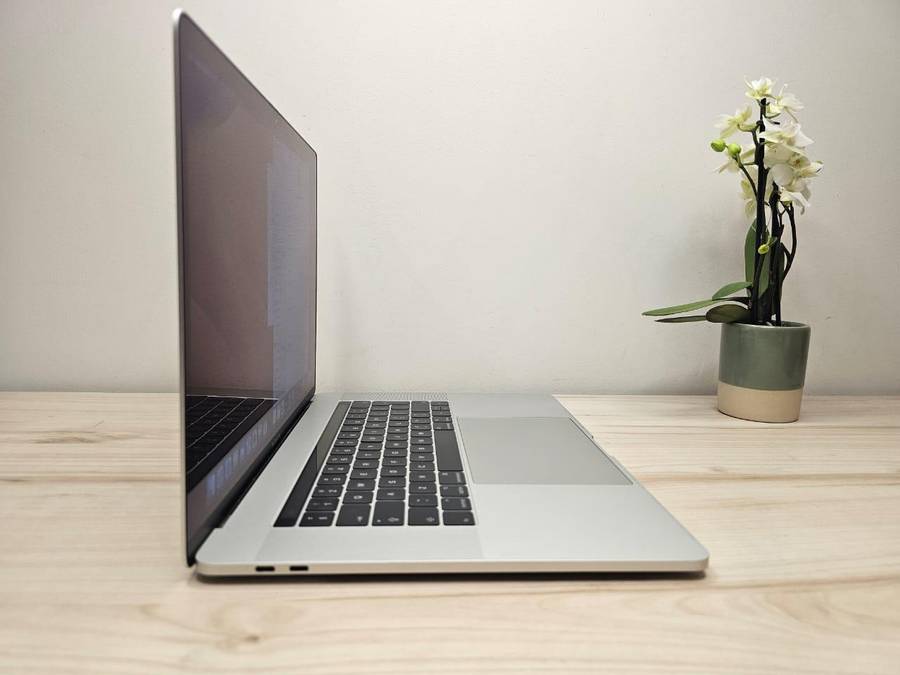 Macbook pro 2017 touch bar Core i7 16gb ram 512gb ssd new batt