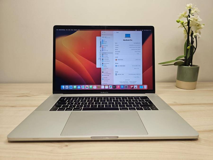 Macbook pro 2017 touch bar Core i7 16gb ram 512gb ssd new batt