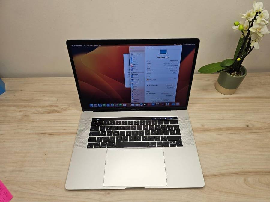 Macbook pro 2017 touch bar Core i7 16gb ram 512gb ssd new batt