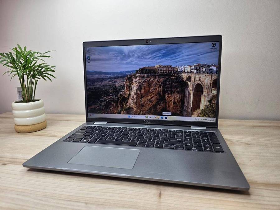 Dell Latitude 5520 Intel Iris Xe Graphics i5, 11th Gen  8GB 256GBssd