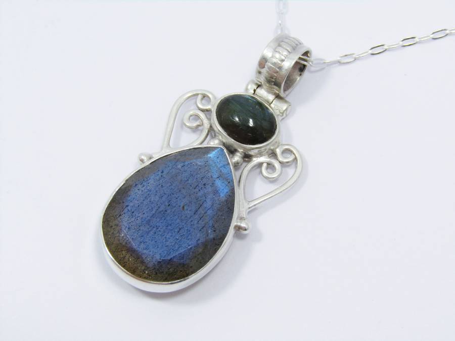 A Lovely Detailed Labradorite Pendant on Chain in Sterling Silver.