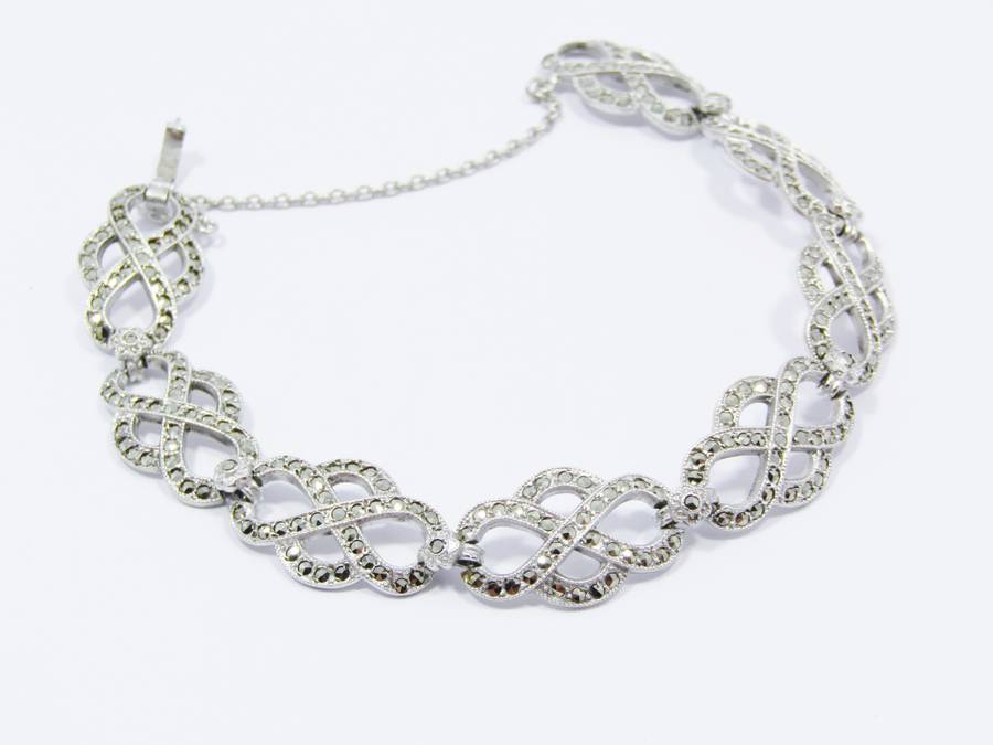 A Beautiful Vintage Design Marcasite Bracelet in Sterling Silver