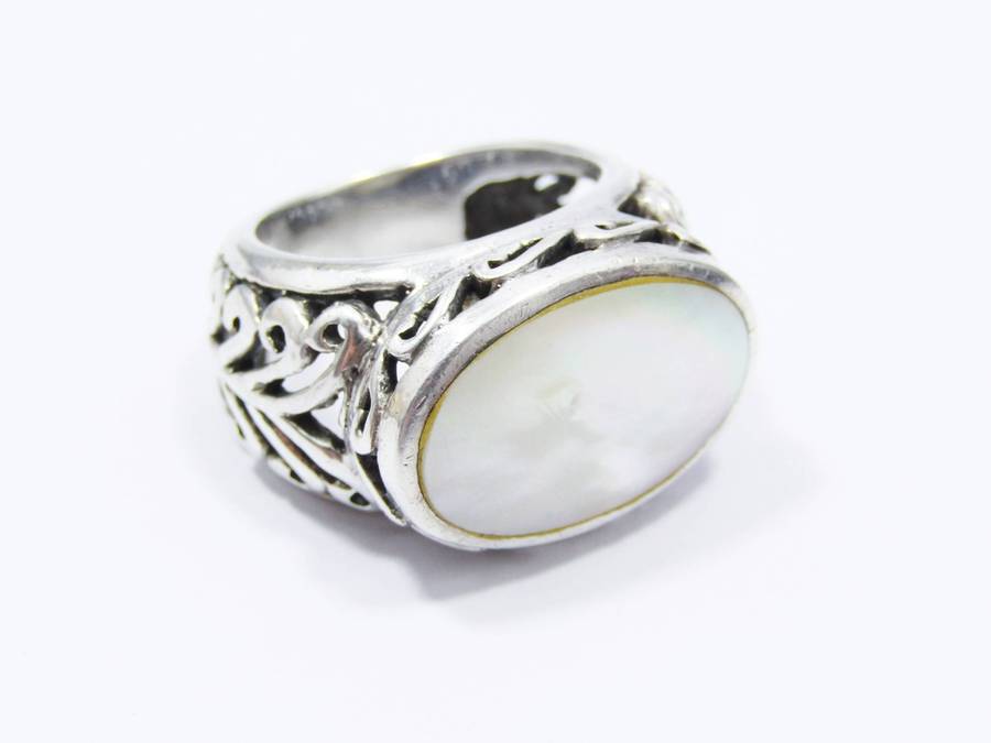 A Gorgeous Oval Mother of Pearl Ring in Sterling Silver.