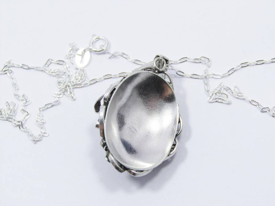 A Gorgeous Vintage Design Jasper Pendant on Chain in Sterling Silver