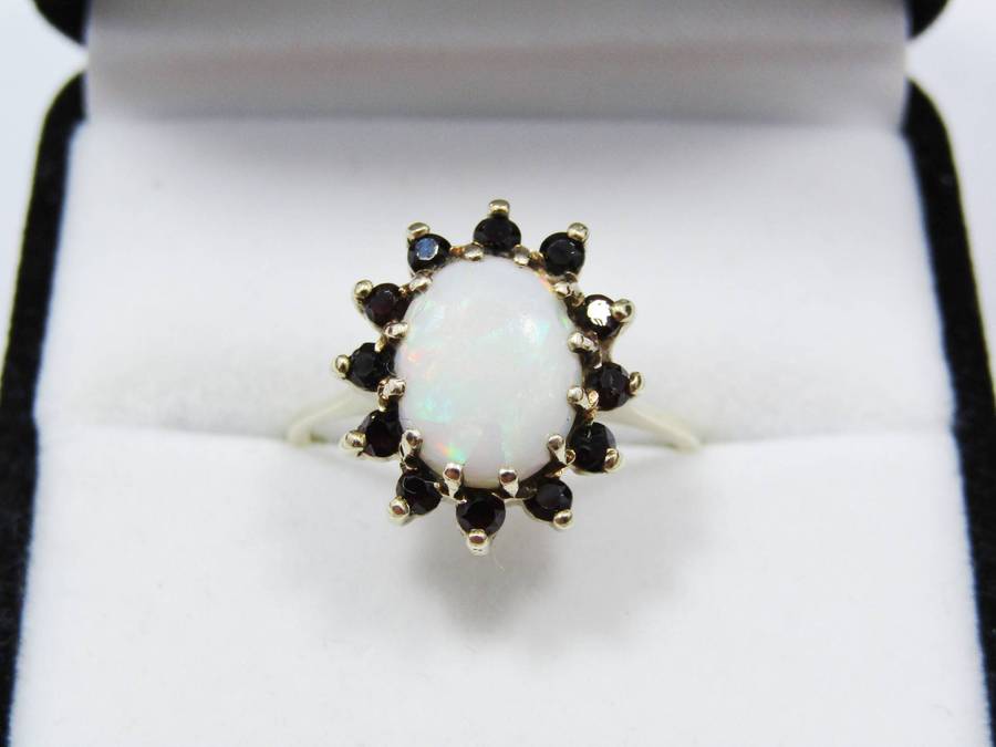 Beautiful Vintage 9CT Gold, Opal & Garnet Ring