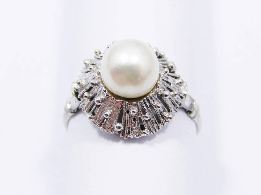 A Beautiful Vintage Design Ring Set with a Cultured Pearl in Sterling Silver.