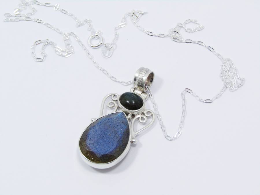 A Lovely Detailed Labradorite Pendant on Chain in Sterling Silver.