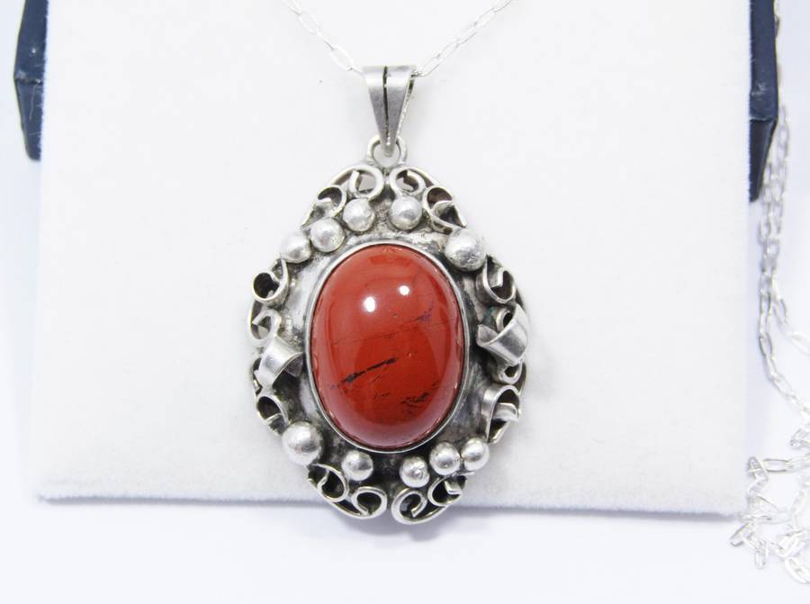 A Gorgeous Vintage Design Jasper Pendant on Chain in Sterling Silver