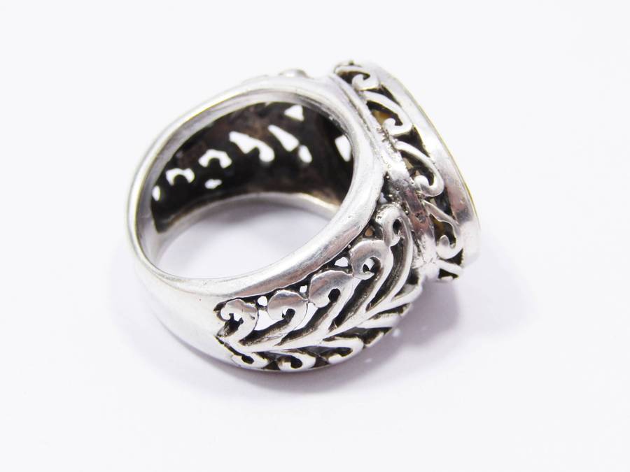 A Gorgeous Oval Mother of Pearl Ring in Sterling Silver.