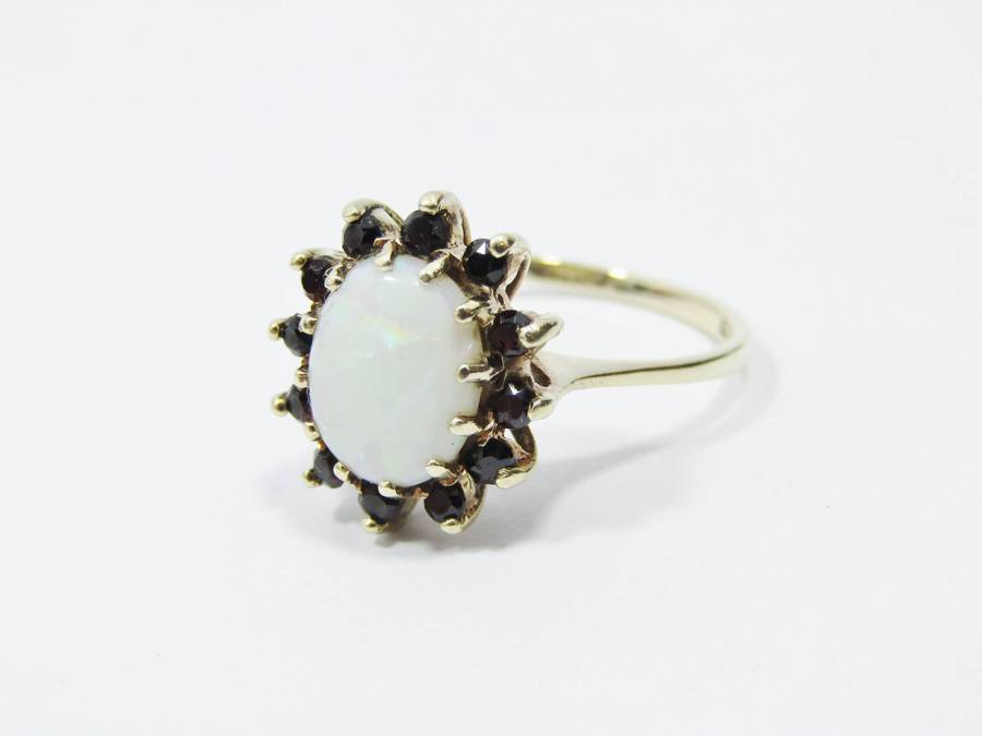 Beautiful Vintage 9CT Gold, Opal & Garnet Ring
