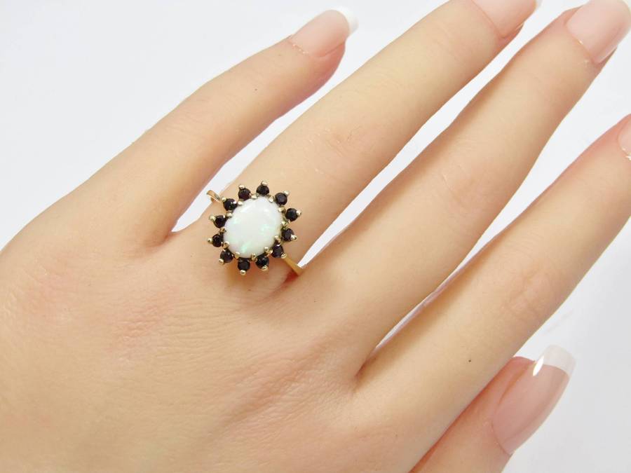 Beautiful Vintage 9CT Gold, Opal & Garnet Ring