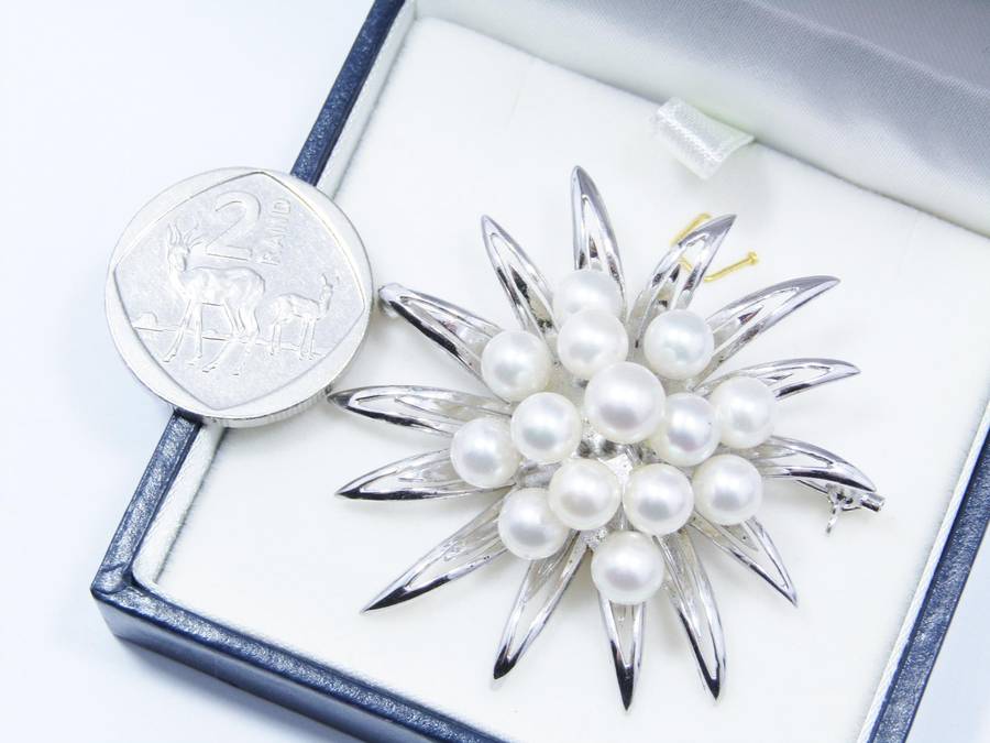 A Gorgeous Flower Design Akoya Pearl Brooch in Sterling Silver
