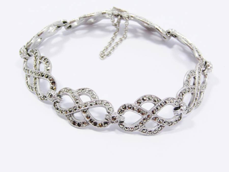 A Beautiful Vintage Design Marcasite Bracelet in Sterling Silver