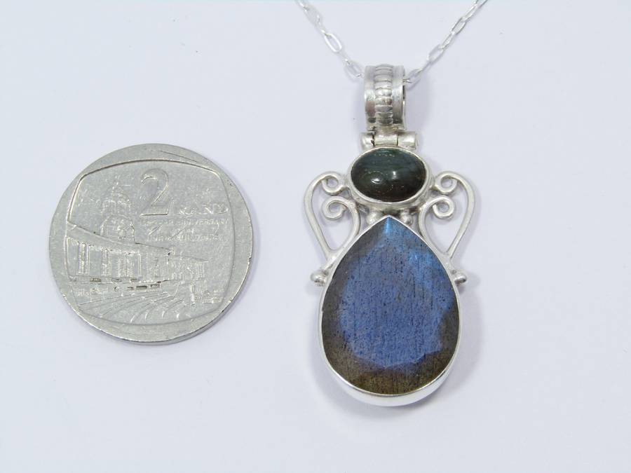 A Lovely Detailed Labradorite Pendant on Chain in Sterling Silver.